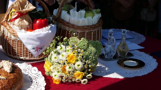 Dary ofiarne z owoc&oacute;w i warzyw podczas Mszy Świętej