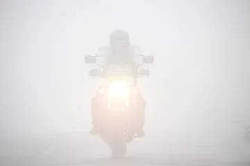 Fotobehang 霧の中を走るオートバイ © yamasan