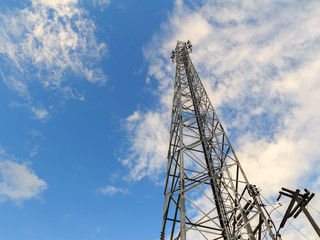 Fototapeta na wymiar Telecommunication tower whit blue sky