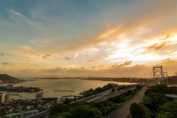 Fototapeta premium 関門海峡と関門橋の夕暮れ