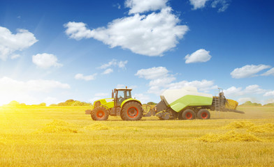 Naklejka premium ciągnik na polu