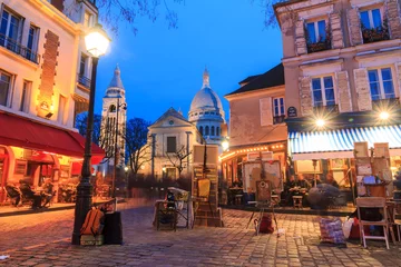 Poster Schöner Abendblick auf den Place du Tertre und die Sacre-Coeur in Paris, Frankreich © dennisvdwater