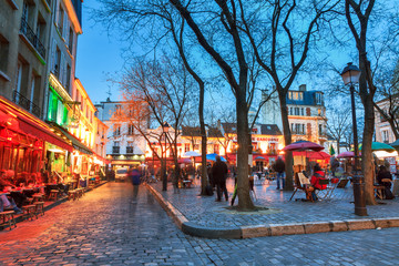 Beautiful evening view of the Place du Tertre and the Sacre-Coeur in Paris, France
 - obrazy, fototapety, plakaty