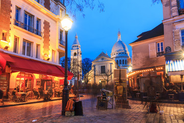 Naklejka premium Piękny wieczór widok na Place du Tertre i Sacre-Coeur w Paryżu, Francja