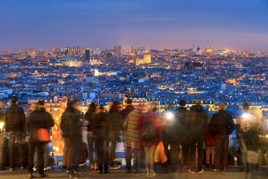Fototapeta People looking at the beautiful skyline of Paris from Montmartre at night