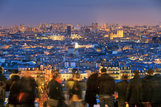 Fototapeta People looking at the beautiful skyline of Paris from Montmartre at night