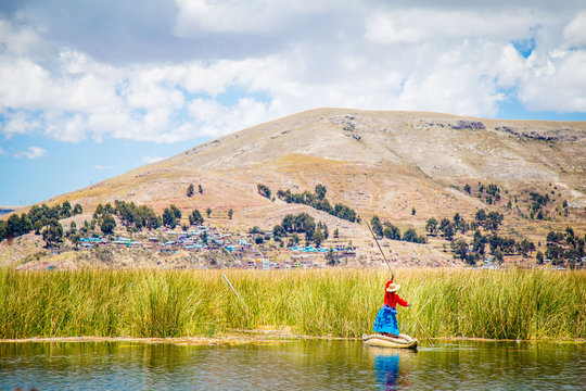 Femme navigant sur Kayak en paille au Lac Titicaca &agrave; Puno au P&eacute;rou