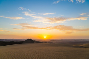 Coucher de soleil dans le désert de Huacachina au Pérou Aventure Excursion 