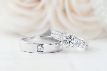 Obraz na płótnie Canvas wedding rings, Engagement rings,Wedding rings on background 