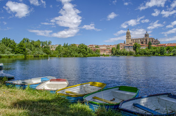Fototapeta na wymiar barcos en el río Tormes, frente a la Catedral de Salamanca