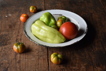 vegetales sobre un plato antiguo 