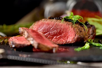 Fototapeten seltenes Steak schwarze rechteckige Platte selektiver Fokus © bucks134