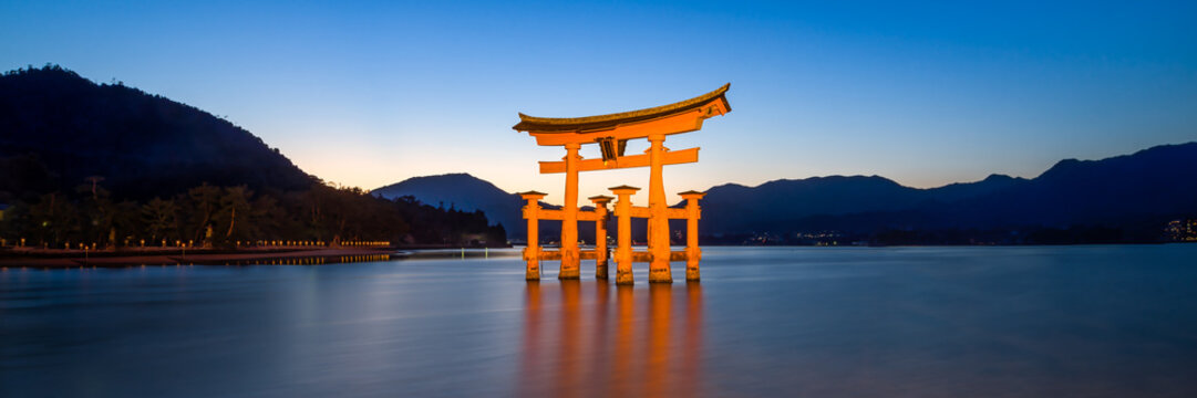 Fototapeta Großes Tor des Itsukushima Schreins in Miyajima, Japan
