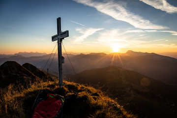Gipfelkreuz im Sommer beim Sonnenaufgang