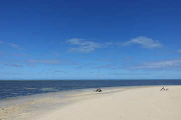 Fototapeta na wymiar 青い空と白砂のビーチ