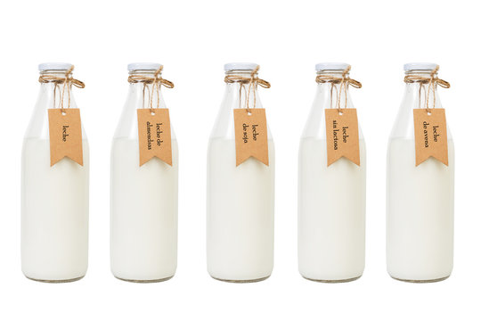 Leche en botellas sobre fondo blanco aislado