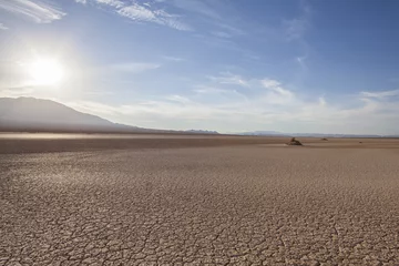 Fotobehang Laat in de middag uitzicht op droog meer in de buurt van Death Valley National Park in de Mojave-woestijn van Californië. © trekandphoto