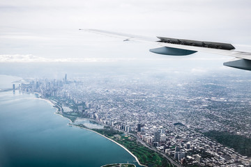 Fototapeta premium Fliying on a plane in a cloudy day over Chicago, USA