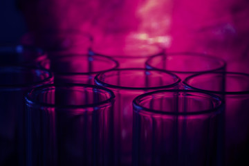 Reagenzgläser bunt von oben künstlerisch