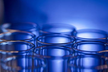 Reagenzgläser bunt von oben künstlerisch