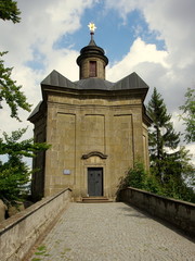 Barokowa Kaplica Matki Boskiej Śnieżnej na górze Hvězda, w czeskiej części Gór Stołowych w Broumowskich Ścianach