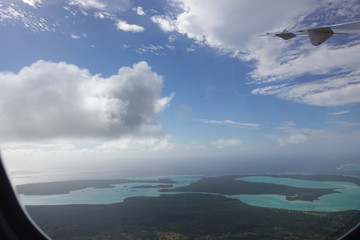 飛行機の窓から見るポリネシアの島々