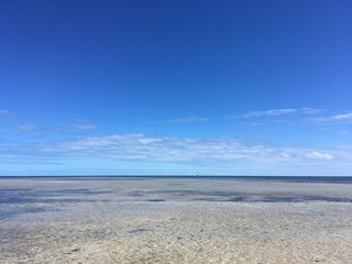 青い空と遠浅のビーチ