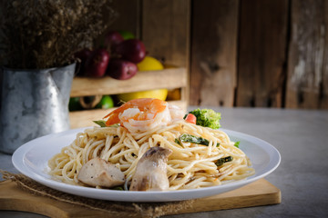stir fried spaghetti with pranw and mushroom
