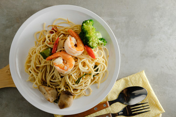 spaghetti spicy stir fried with prawn