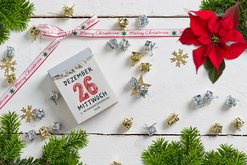 weihnachtliche Dekoration und Abreißkalender mit dem 26.12.2018 auf weißem Holzuntergrund
