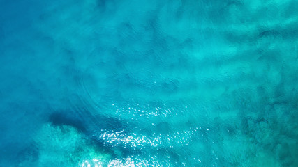 Obraz premium Widok z lotu ptaka na morze. Turkusowa woda z powietrza jako tło z powietrza. Naturalny krajobraz w okresie letnim. Seascape z drona