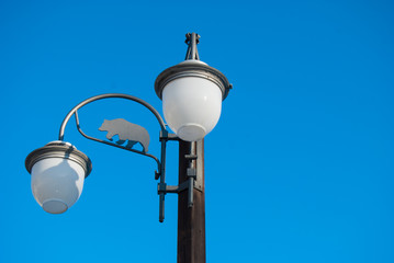 Fototapeta na wymiar Bear shape on a typical lamp in the street