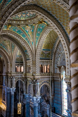 Fototapeta na wymiar Intérieur de la Basilique Notre-Dame-de-Fourvière à Lyon