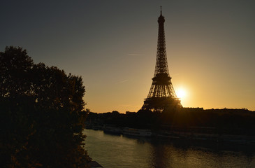 Fototapeta na wymiar Eiffel Tower at sunrise.