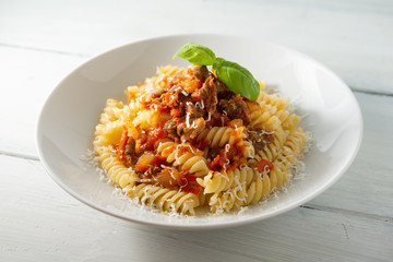 Piatto di pasta al ragu di agnello e pecorino 