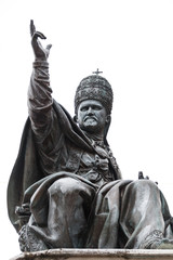 Die Statue  von Papst Paul V auf dem Platz Piazza Cavour in Rimini, Italien