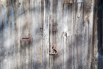 Puerta antigua de madera con apliques de hierro. Rairíz de Veiga, Ourense. Galicia, España.