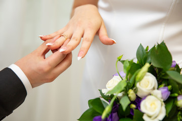 Obraz na płótnie Canvas bridegroom Put the Wedding Ring on bride finger