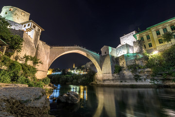 Stari Most in Mostar, Bosnië en Herzegovina, de oude brug in Mostar met smaragdgroene rivier Neretva.