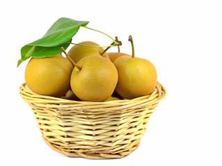 Nashi-Birnen, Pyrus pyrifolia, im Korb