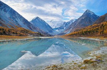 Naklejka premium Mountain lake in which the beautiful sky is reflected.