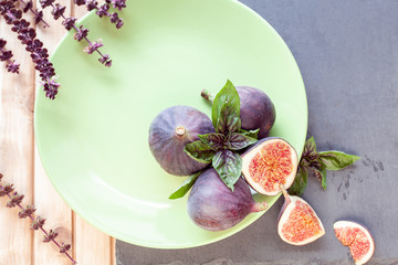 Obraz na płótnie Canvas sliced figs with basil
