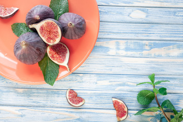 sliced figs and mint