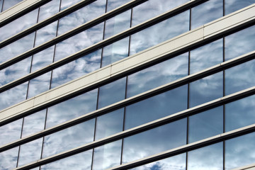 Wolkenspiegelung auf Glasfassade