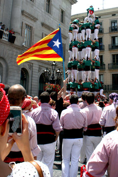 torre de personas Castell en Barcelona y bandera independentista