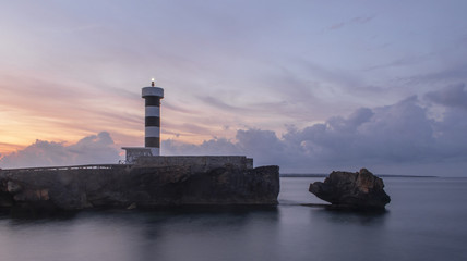 Faro de mar al atardecer, amanecer y noche. horizontal y vertical