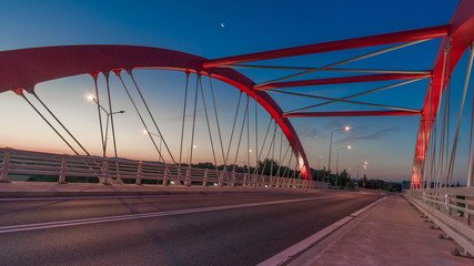Fototapeta na wymiar Czerwona konstrukcja mostu na tel niebieskiego nieba