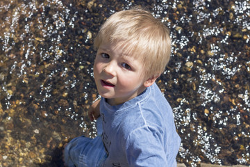 Blonder Junge am See 