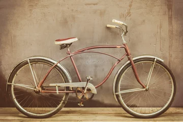 Crédence de cuisine en verre imprimé Vélo Vélo cruiser rouillé vintage sur un plancher en bois