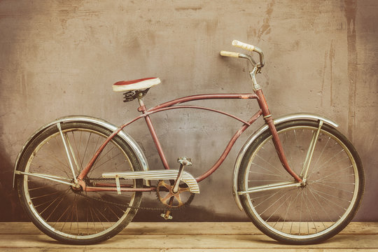 Fototapeta Vintage rusted cruiser bicycle on a wooden floor